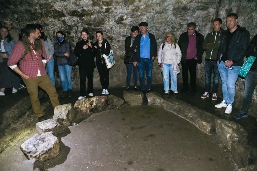 Edinburgh: Underground Vaults Tour - Ghost stories, witches, and the haunted reputation