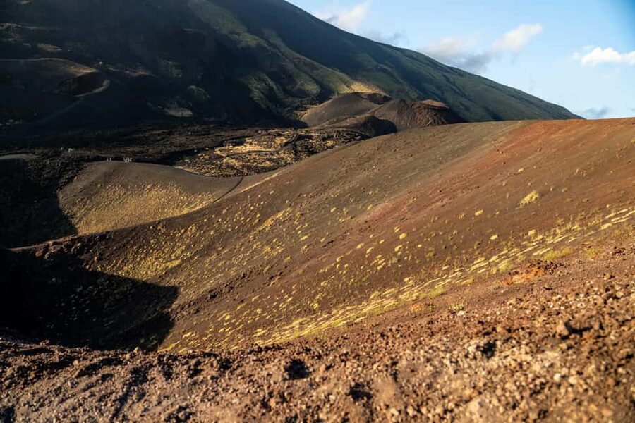 Etna Sunset Tour: Volcano trek, Cave & tasting from Catania - Guides, languages, and group atmosphere