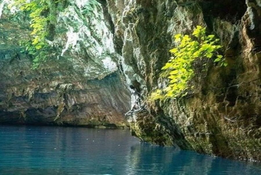 From Argostoli: Melissani Lake & Drogarati Caves Tour - Melissani Lake and the short rowboat ride