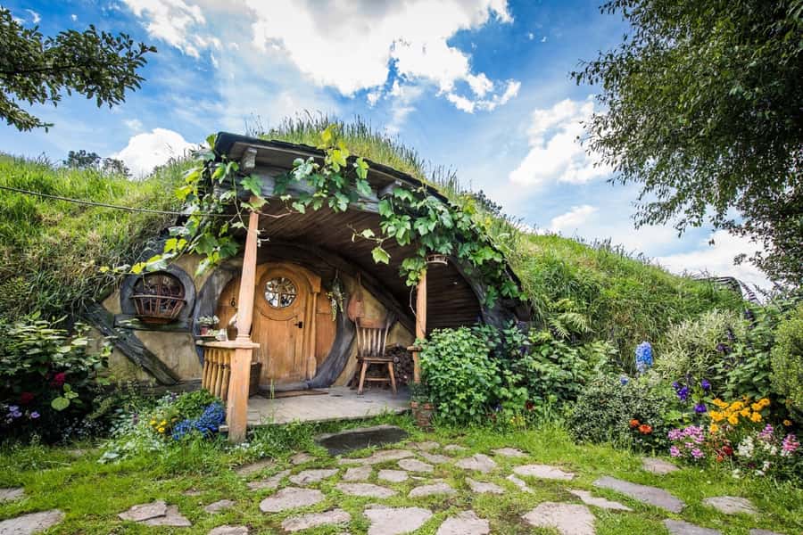 From Auckland: Hobbiton & Waitomo Caves Day Trip with Lunch - Crossing the Bombay Hills into Waikato