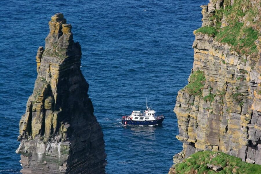 From Dublin: Cliffs of Moher, Boat Tour & Aillwee Cave - A 50-minute lunch stop in Doolin