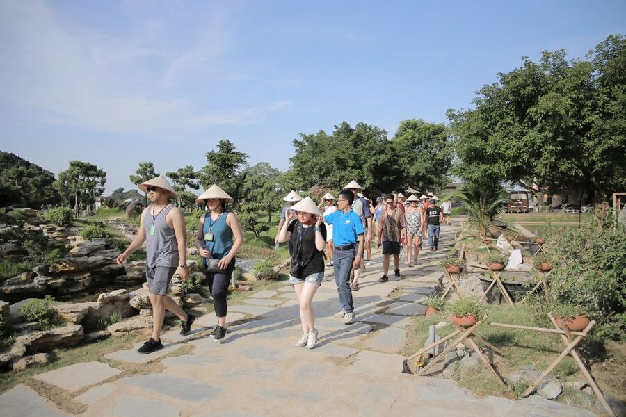 From Hanoi: Bai Dinh, Trang An, and Mua Cave Full-Day Tour - Hanoi pickup and the road to Ninh Binh