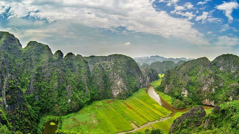 From Hanoi: Hoa Lu/Bai Dinh-Tam Coc/Trang An-Mua Cave Tours - A 20-dish buffet lunch in the countryside