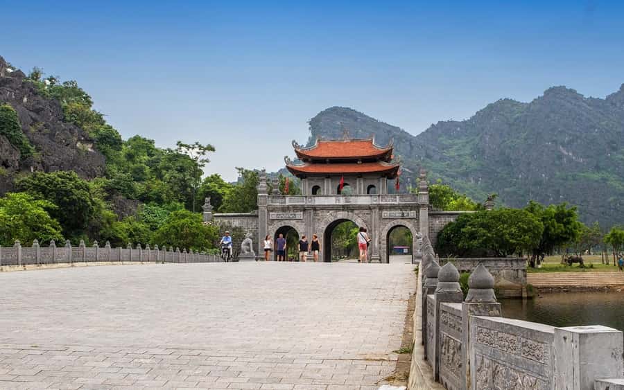 From Hanoi: Hoa Lu, Tam Coc, and Mua Cave Adventure Day Tour - Who should book this tour