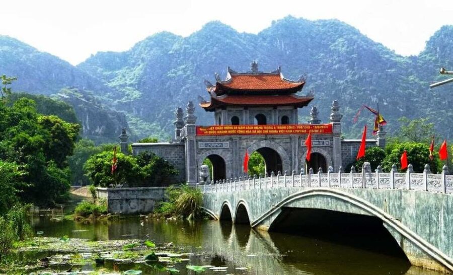 From Hanoi: Tam Coc Boat Trip and Hoa Lu & Mua Cave Tour - Buffet lunch and a useful midday break