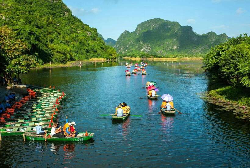 From Hanoi: Tam Coc Boat Trip and Hoa Lu & Mua Cave Tour - Tam Coc by bamboo boat