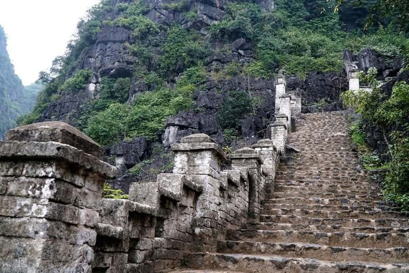 From Hanoi: Tam Coc Boat Trip and Hoa Lu & Mua Cave Tour - How the guide affects the day