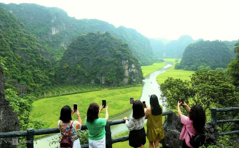 From Hanoi: Tam Coc Boat Trip and Hoa Lu & Mua Cave Tour - What to pack for the climb and river