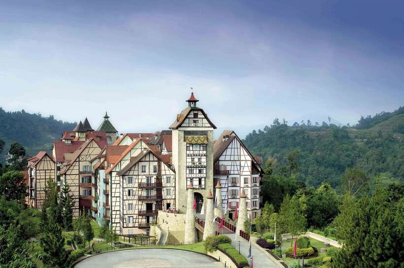 From Kuala Lumpur: Colmar Tropicale and Batu Caves Day Trip - Two very different sights in one long day
