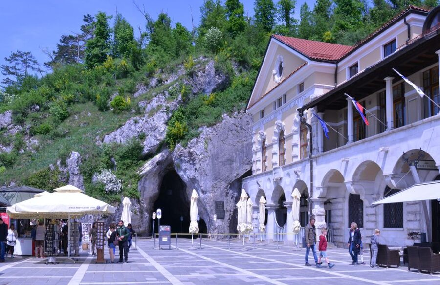 From Ljubljana: Postojna Cave & Predjama Castle Guided Trip - Meeting at Trg francoske revolucije