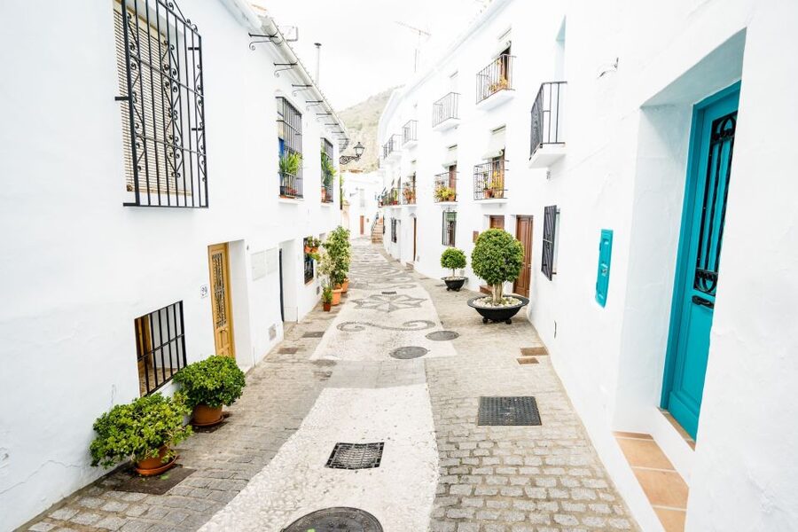 From Málaga: Skip-the-Line Nerja Cave and Frigiliana - What time in Nerja may look like