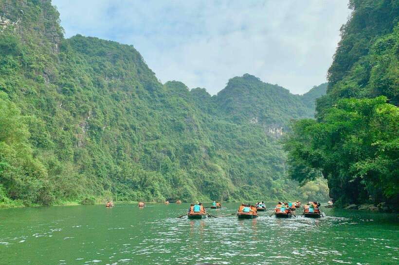 From Ninh Binh: Hoa Lu, Trang An, Mua Cave, & Bich Dong Tour - Bich Dong Pagoda starts the morning quietly