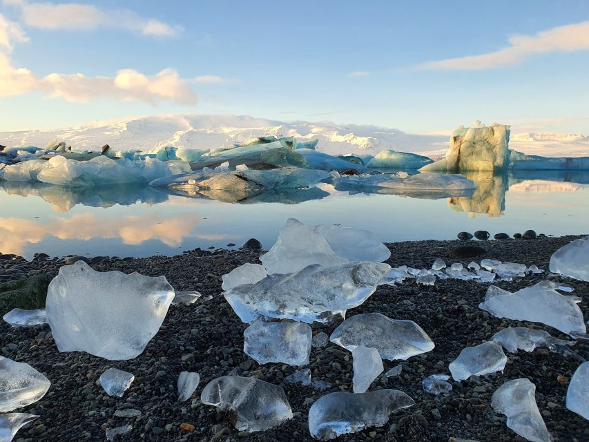 From Reykjavik: 3-Day South Coast Winter Tour with Ice Cave - Day One: Þingvellir, geothermal heat, and Kerið