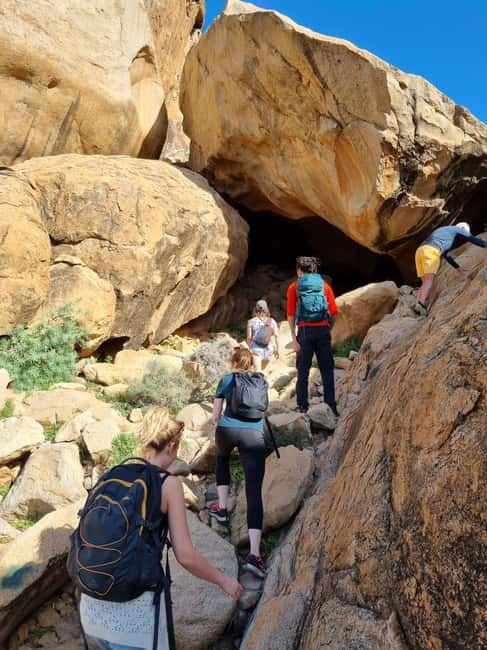 Fuerteventura: Ajuy Caves & hike to secret Las Penitas Arco - Climbing to the secret Arco de Las Peñitas