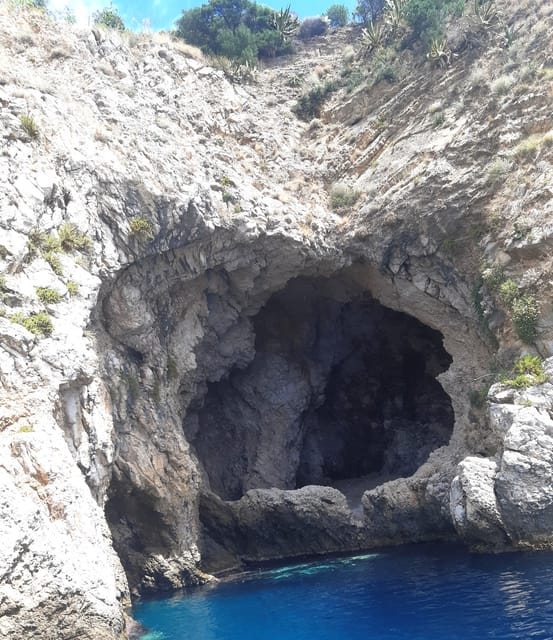 Giardini Naxos: Isola Bella and Grottos Cruise with Aperitif - The return past the elephant-shaped rock