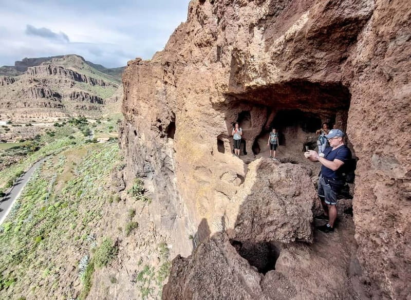 Gran Canaria: Red Gorge, Cave, Oasis Adventure Tour & Picnic - Aboriginal caves and rocky paths