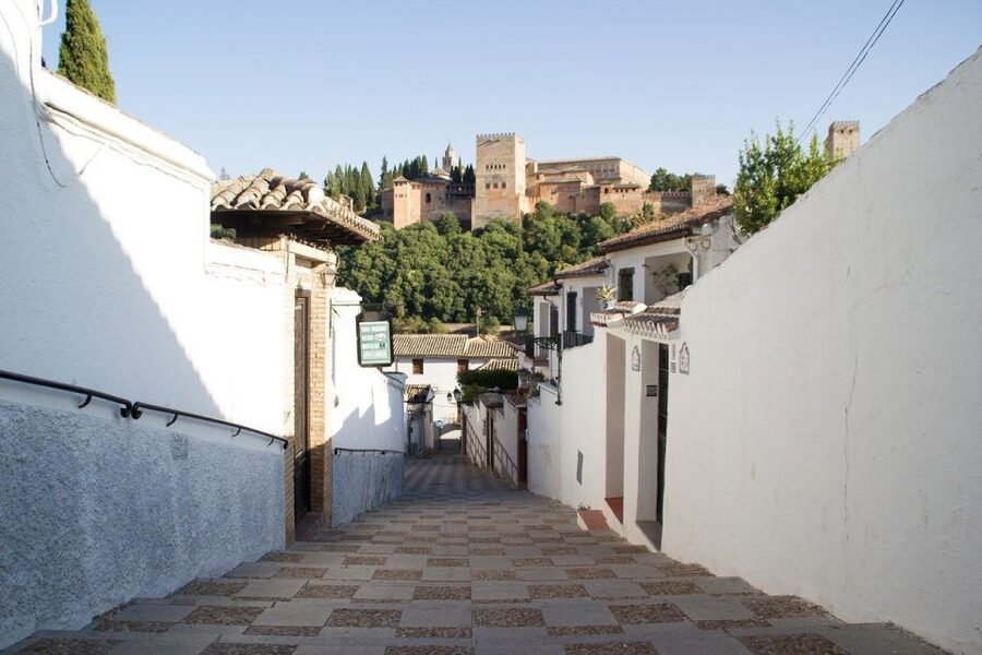 Granada: Albaicín, Sacromonte & Museum of Caves Walking Tour - Why these two hill neighborhoods belong together