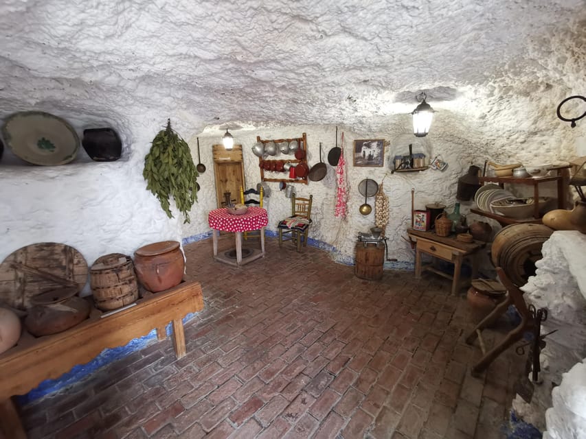Granada: Albaicín, Sacromonte & Museum of Caves Walking Tour - Sacromonte beyond the museum
