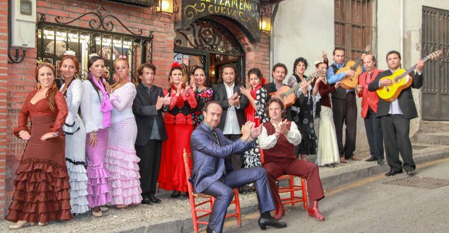 Granada: Sacromonte Caves Flamenco Show with Dinner - A One-Hour Evening With a Clear Focus