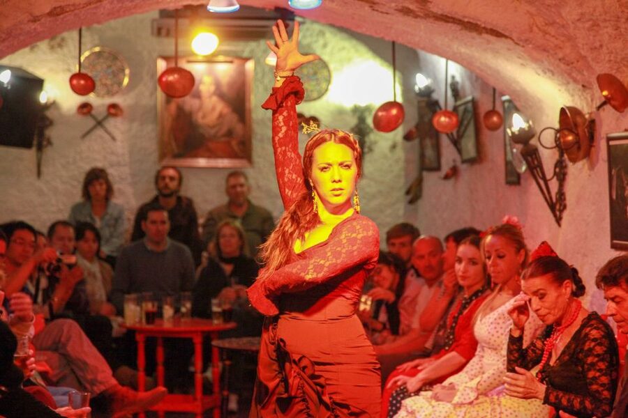Granada: Sacromonte Caves Flamenco Show with Dinner - Why the Cave Setting Changes the Mood