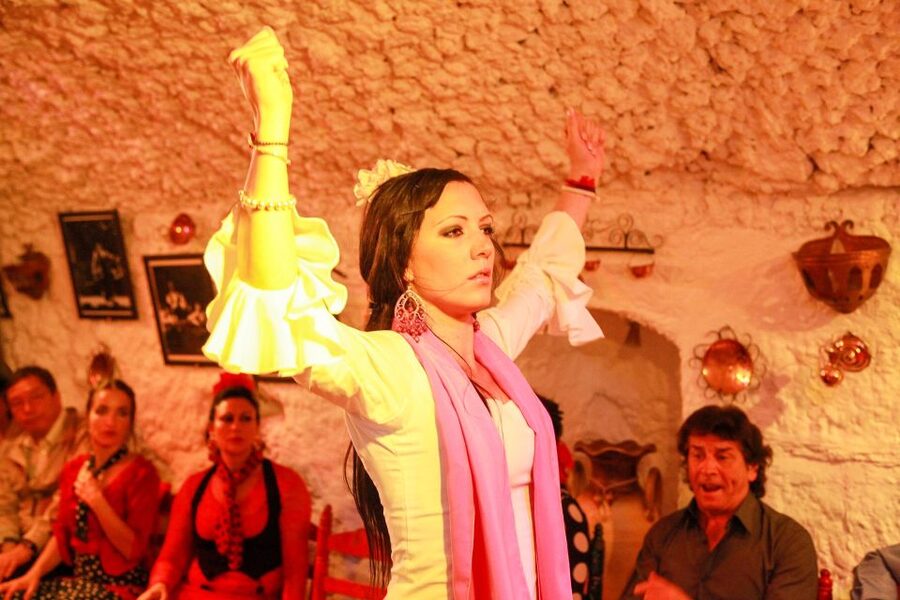 Granada: Sacromonte Caves Flamenco Show with Dinner - Language, Timing, and Booking Flexibility