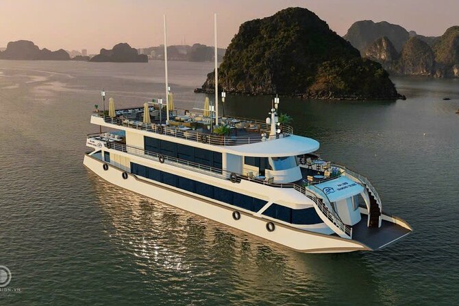 Halong Bay Day Tour By Diamond Era Cruise,Titop,Sung Sot & kayak - The buffet lunch: generous, but expect a crowd