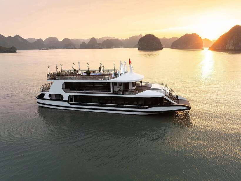 Halong Bay Luxury Cruise: Kayak&Swim,Cave, Party BEST SELLER - Walking through Sung Sot Cave