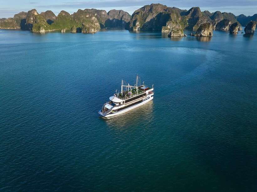 Halong Bay Luxury Cruise: Kayak&Swim,Cave, Party BEST SELLER - Kayaking or taking a bamboo boat at Luon Cave