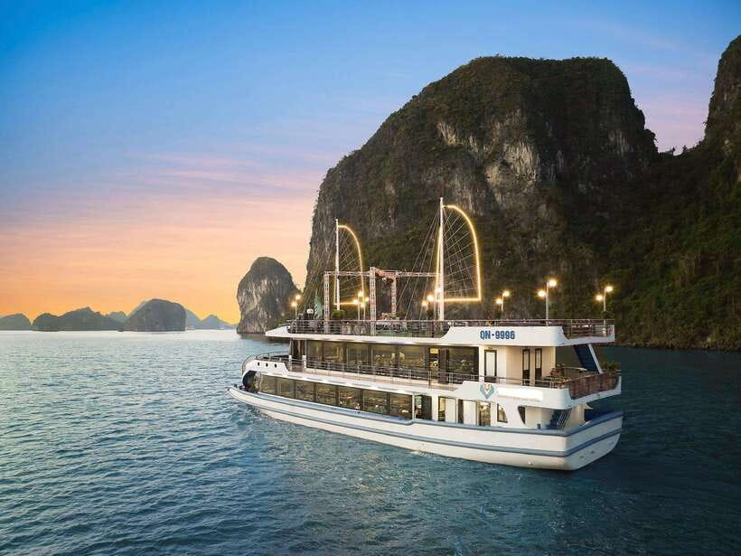 Halong Bay Luxury Cruise: Kayak&Swim,Cave, Party BEST SELLER - How the full day feels in real time