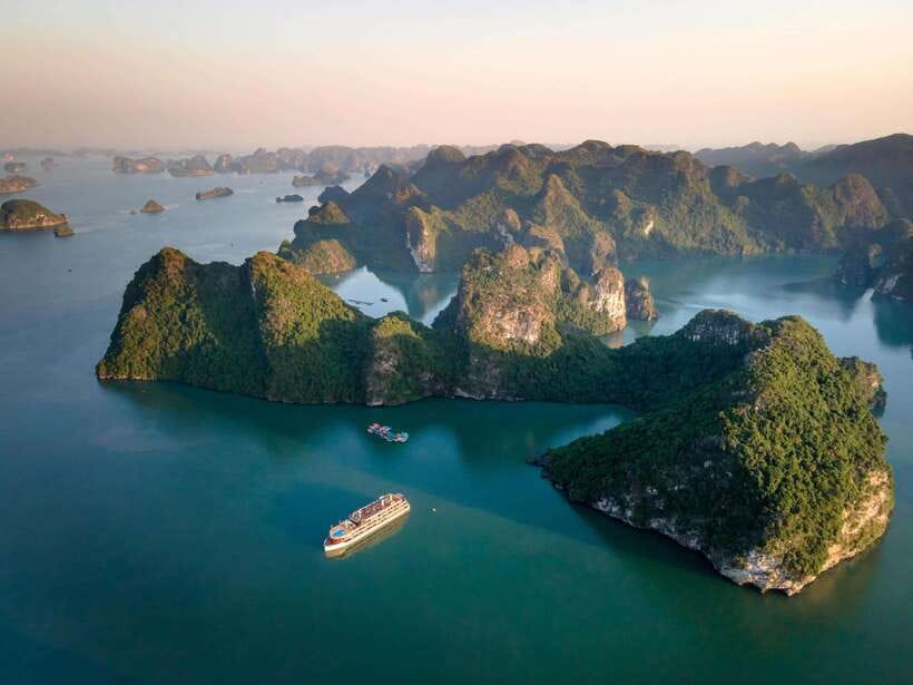 Halong Bay Luxury Cruise: Kayak&Swim,Cave, Party BEST SELLER - Lunch while the limestone islands pass by
