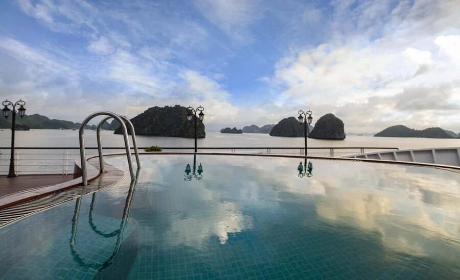 Hanoi: 2-Day Ha Long Bay 4-Star Cruise with Titov Cave - Sunrise, breakfast, and the move to Sung Sot Cave