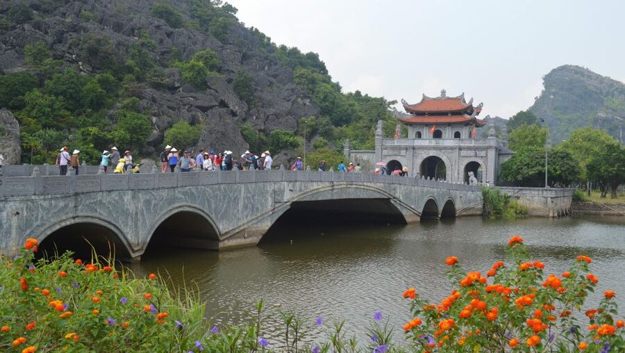 Hanoi: Guided Full-Day Hoa Lu, Trang An and Mua Cave Tour - Hoa Lu and the former royal capital