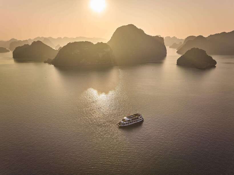 Hanoi: Halong Bay Cruise, Amazing Cave, Titov Island & Kayak - A full day from Hanoi to Halong Bay