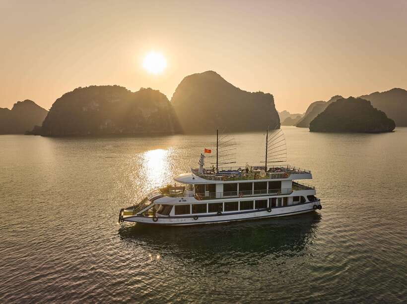 Hanoi: Halong Bay Cruise, Amazing Cave, Titov Island & Kayak - Titov Island: swim or climb