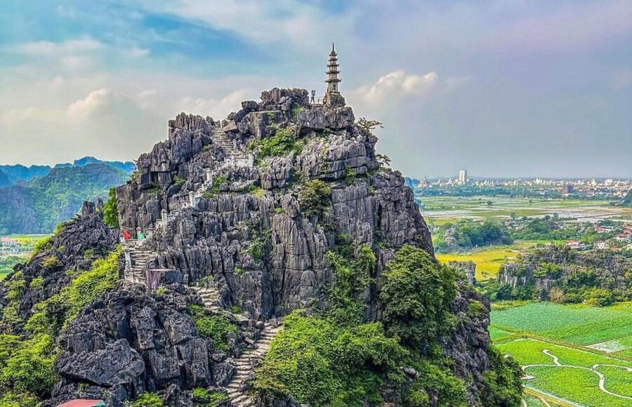 Hanoi: Hoa Lu, Trang An, and Mua Cave Full-Day Trip - The guides are a major part of the value