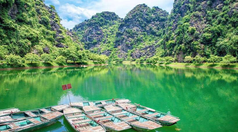 Hanoi: Ninh Binh, Tam Coc, Mua Cave & Hoa Lu with cycling - The morning ride from Hanoi to Hoa Lu
