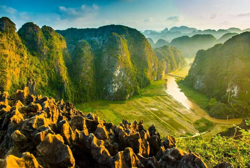 Hanoi: Ninh Binh, Trang An, Mua Cave and Bai Dinh Pagoda - The morning road south from Hanoi
