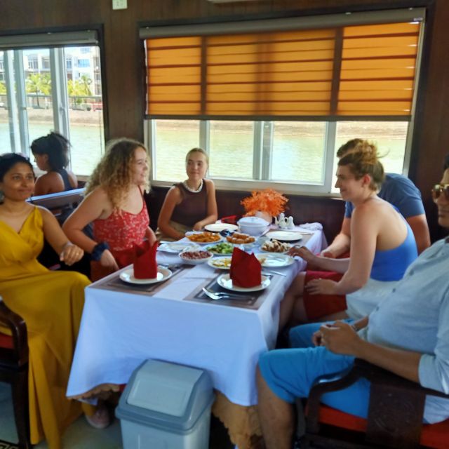 Hanoi: Roundtrip Halong Bay Islands, Caves, Kayaking & Lunch - Kayaking or bamboo boat through Luon Cave