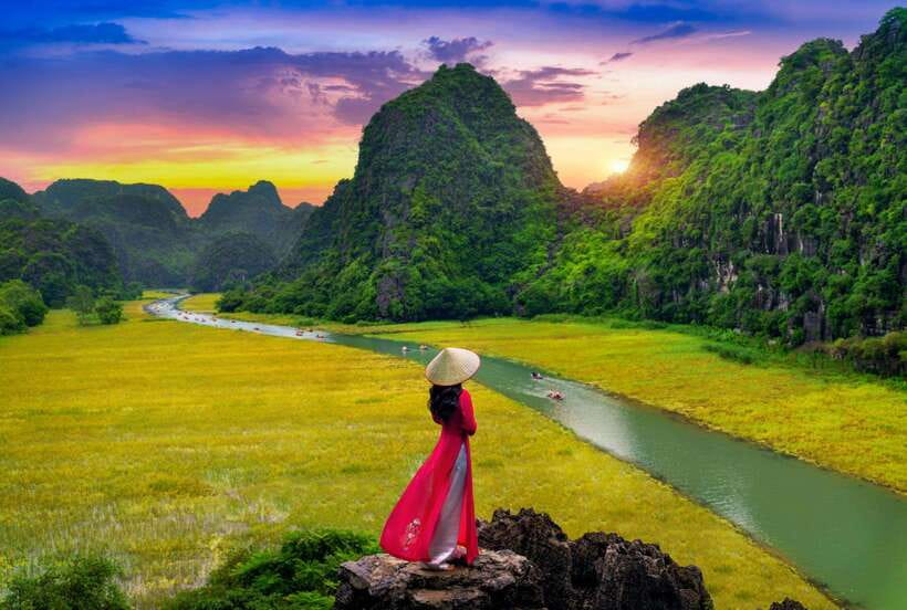 Hoa Lu, Tam Coc, & Mua Cave Day Trip with Lunch & Limousine - Hoa Lu, Vietnam’s former capital