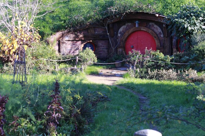 Hobbiton and Waitomo Caves from Auckland - Smaller Group - Who will get the most from this tour?