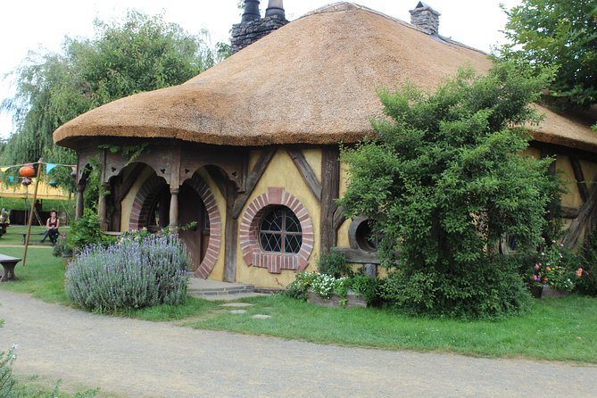 Hobbiton and Waitomo Caves from Auckland - Smaller Group - Hobbiton Movie Set: three and a half hours in the Shire