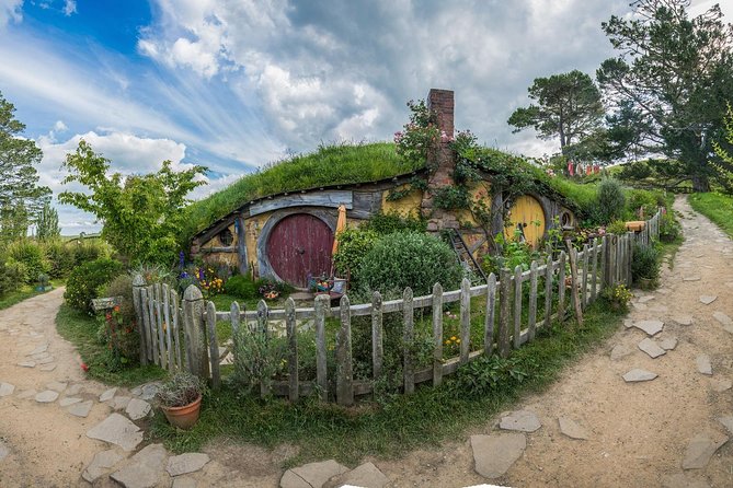 Hobbiton & Waitomo Caves Guided Day Trip from Auckland incl lunch - Lunch after the Shire