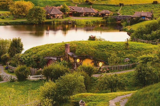 Hobbiton & Waitomo Caves Guided Day Trip from Auckland incl lunch - What makes the guides important