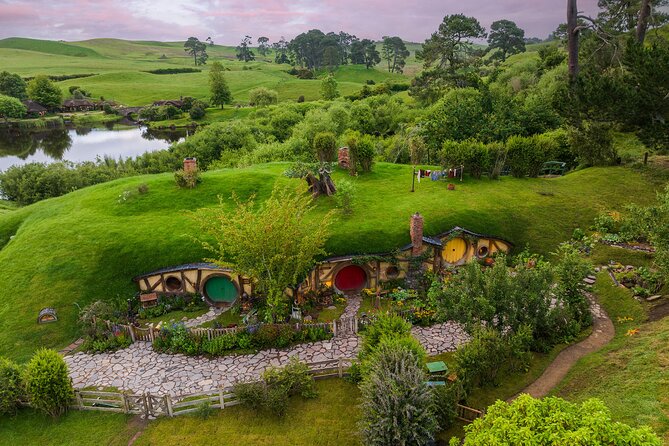 Hobbiton & Waitomo Caves Guided Day Trip from Auckland incl lunch - From Auckland to Matamata over the Bombay Hills