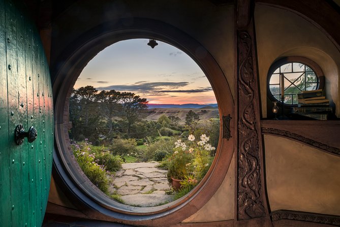 Hobbiton & Waitomo Caves Guided Tour from Auckland with Lunch - Lunch after the caves