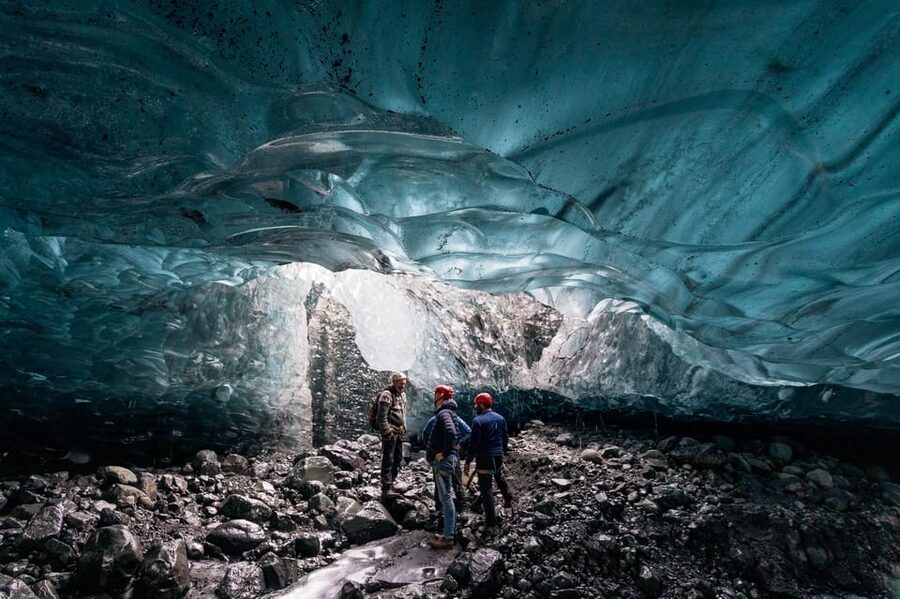 Jökulsárlón: Crystal Ice Cave Super Jeep Tour - Crowds and the art of finding a quiet photo