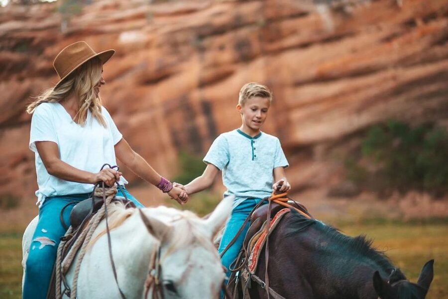 Kanab: Cave Lakes Canyon Horseback Riding Experience - Riding beneath Cave Lakes Canyon’s red walls