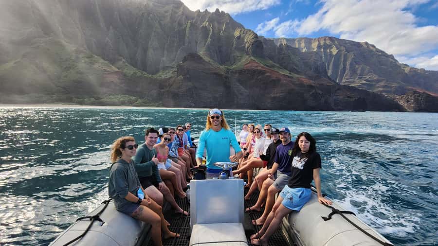 Kauai: Nā Pali Coast Zodiac Raft Sea Caves + Snorkel - Crew, safety, and the feel on board