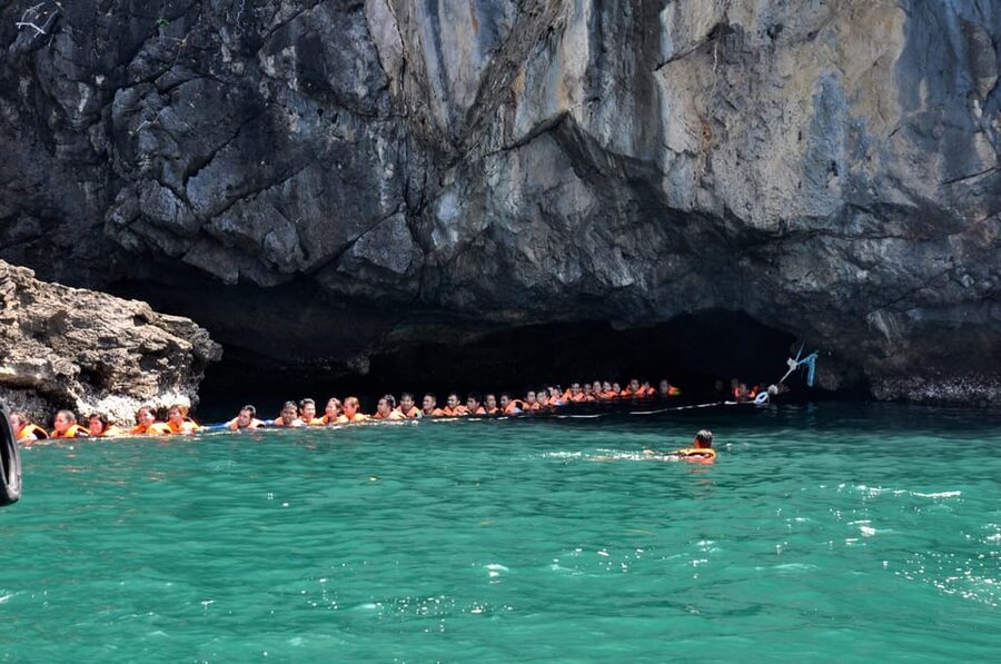 Ko Lanta: Emerald Cave and 4 Islands Tour by Longtail Boat - Koh Maa, fish feeding, and the ride past Koh Waen