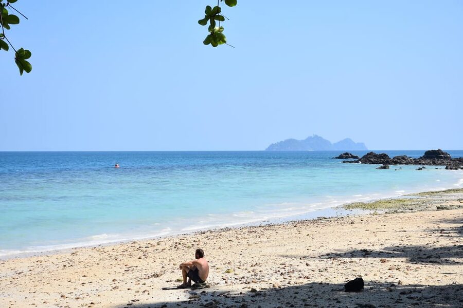 Koh Lanta: 4 Islands and Emerald Cave Tour by Longtail Boat - Guides, Safety, and Group Feel